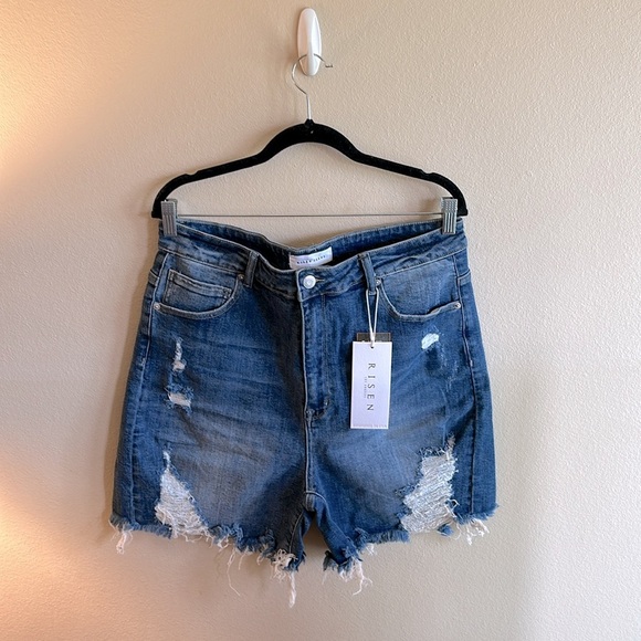 Risen Curvy Max HR Shorts Size 2XL Medium Wash High Rise Distressed NEW - Picture 3 of 15